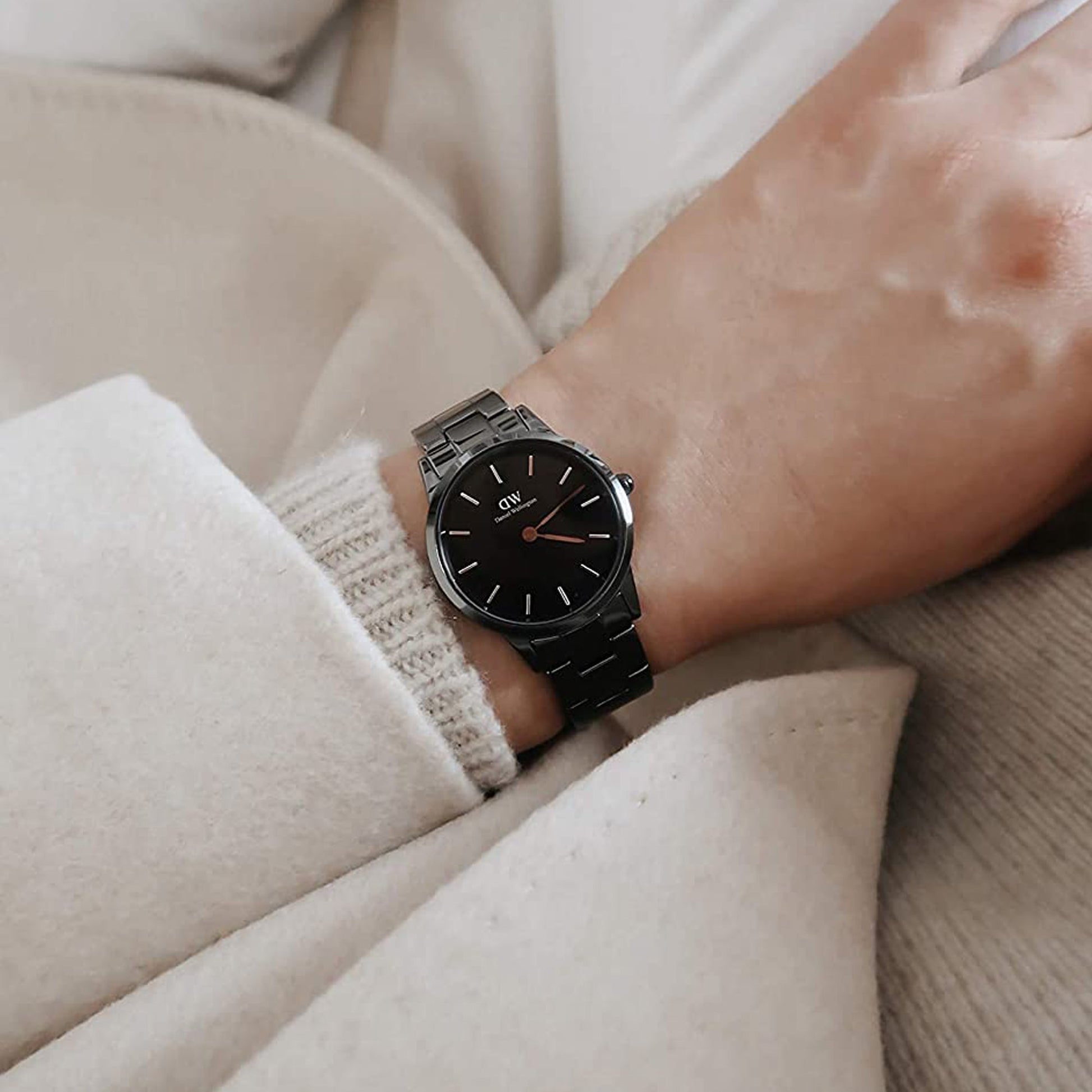 Shop Authentic Daniel Wellington Iconic Link Ceramic Black Dial Black Steel Strap Watch For Women - DW00100414 - Luxxuri