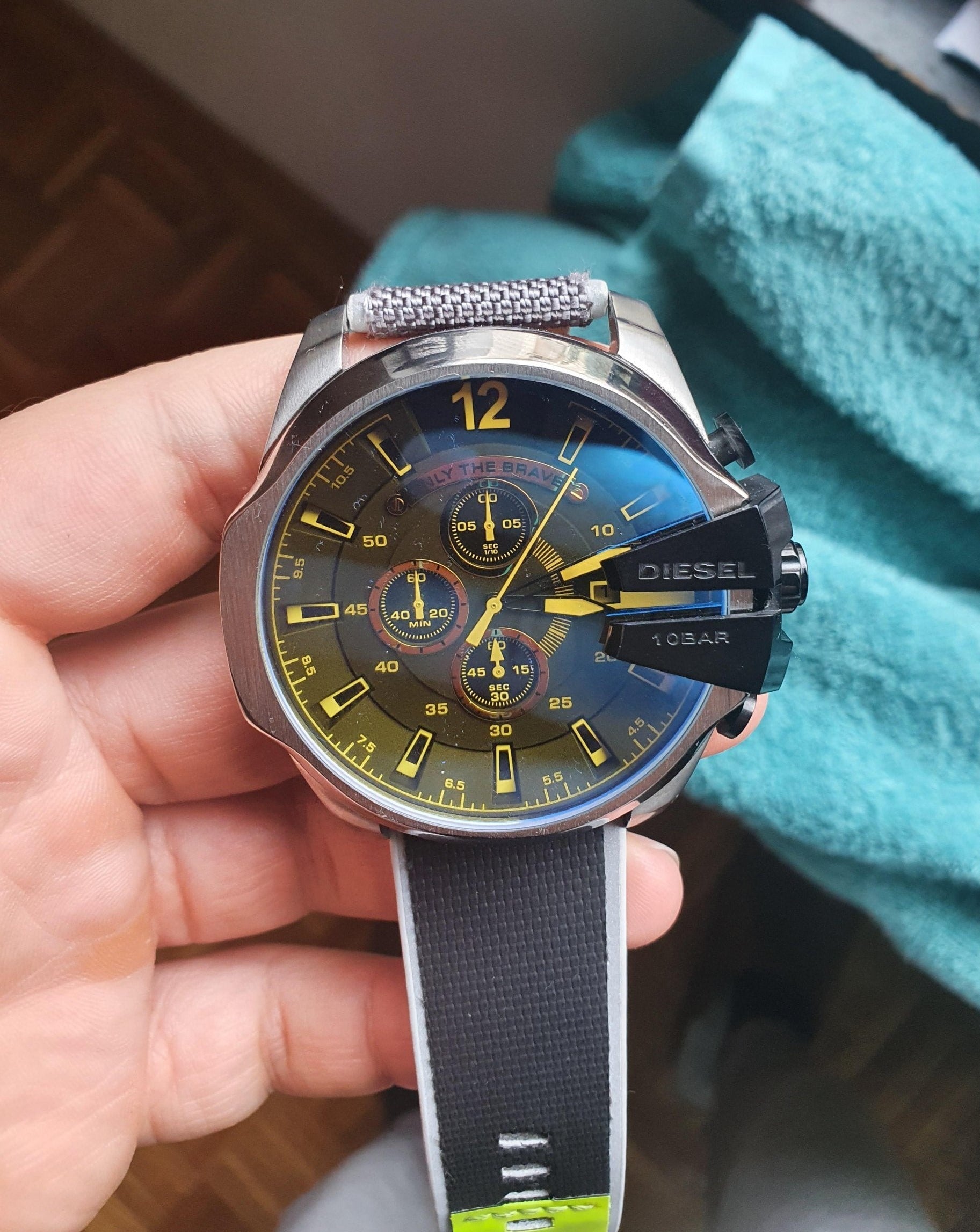  Shop Authentic Diesel Mega Chief Quartz Black Dial Grey Leather Strap Watch For Men - DZ4523 - Luxxuri