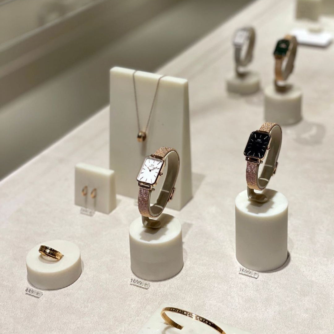  Shop Authentic Daniel Wellington Quadro White Dial Black Leather Strap Watch For Women - DW00100434 - Luxxuri