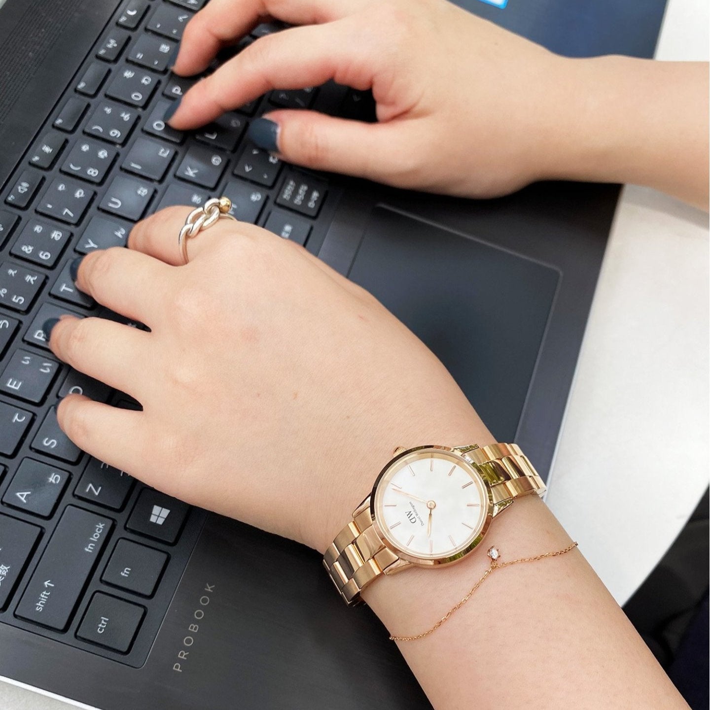  Shop Authentic Daniel Wellington Iconic Link White Dial Rose Gold Steel Strap Watch for Women - DW00100213 - Luxxuri