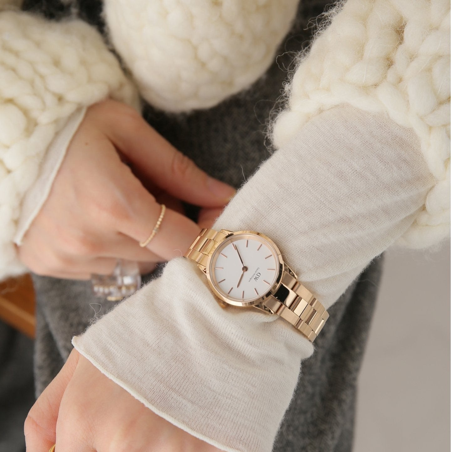  Shop Authentic Daniel Wellington Iconic Link White Dial Rose Gold Steel Strap Watch for Women - DW00100213 - Luxxuri