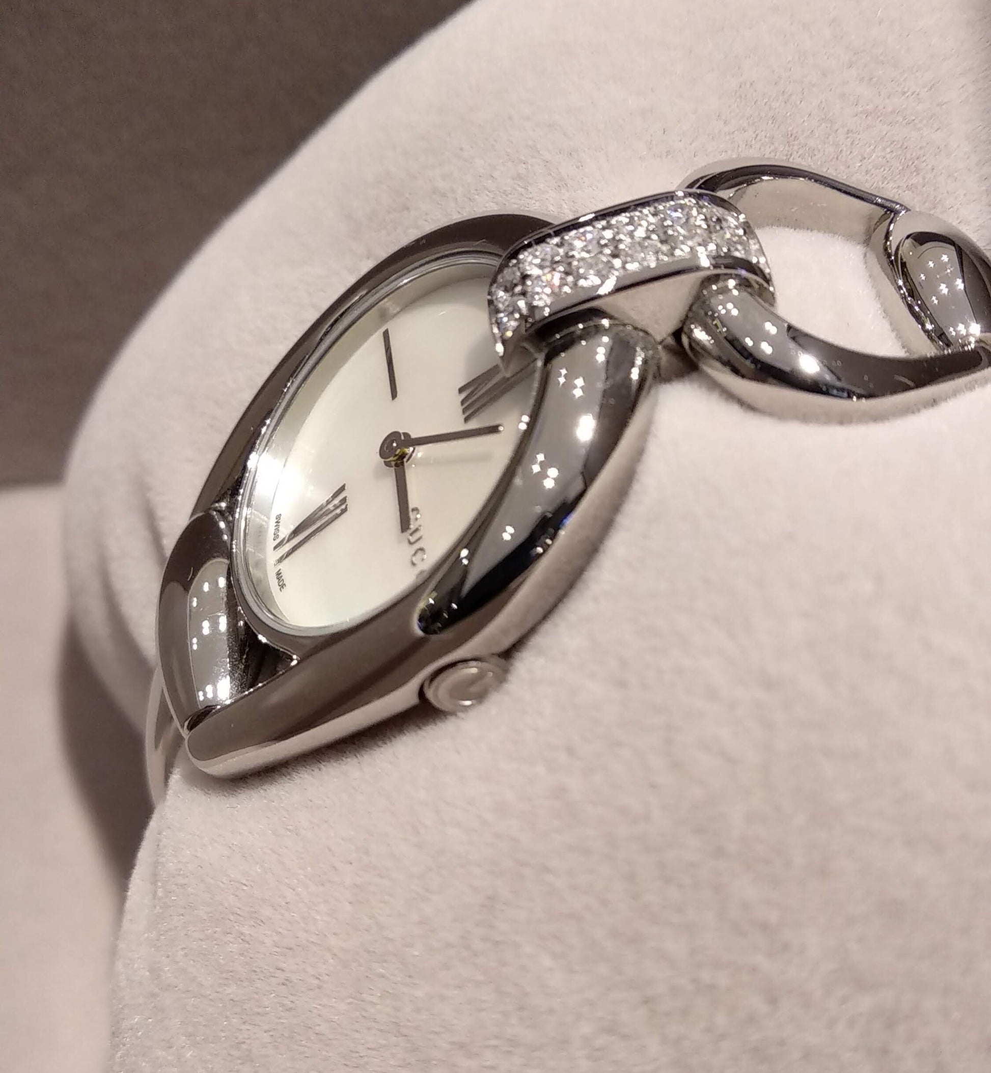  Shop Authentic Gucci Horsebit Collection Diamonds Mother of Pearl White Dial Silver Steel Strap Watch For Women - YA139504 - Luxxuri
