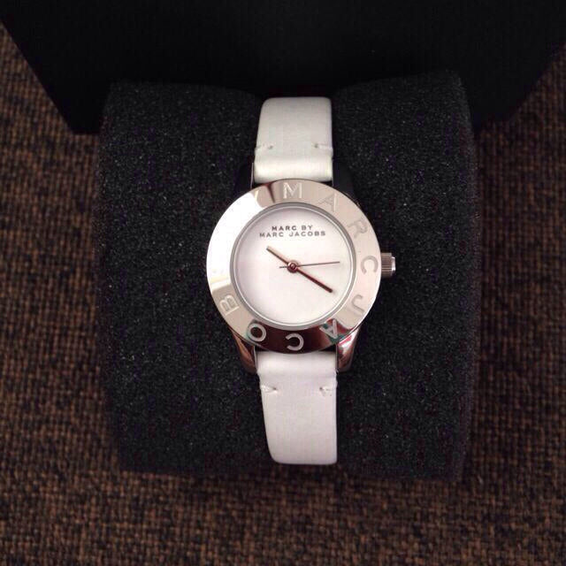  Shop Authentic Marc Jacobs Mini Blade White Dial White Leather Strap Watch for Women - MBM1206 - Luxxuri