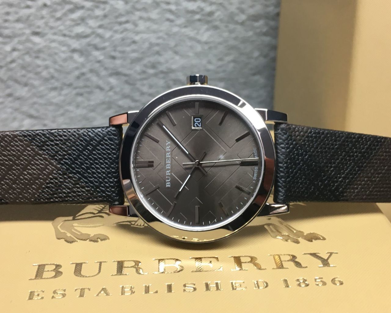  Shop Authentic Burberry Heritage Grey Dial Black Leather Strap Watch for Men - BU9024 - Luxxuri