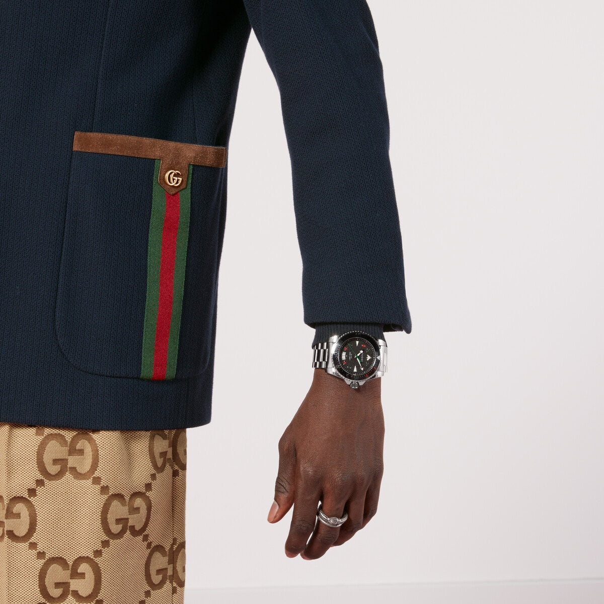  Shop Authentic Gucci Dive Quartz Black Dial Silver Steel Strap Watch For Men - YA136221 - Luxxuri
