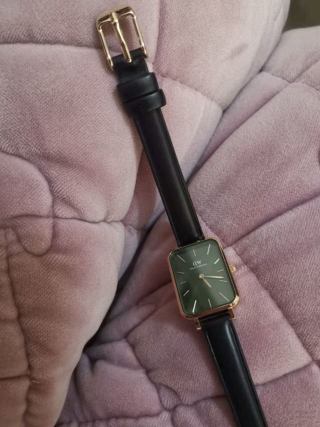  Shop Authentic Daniel Wellington Quadro Pressed Melrose Emerald Green Dial Black Leather Strap Watch For Women - DW00100446 - Luxxuri