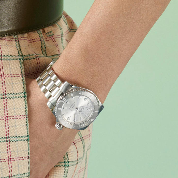  Shop Authentic Gucci Dive Automatic Silver Dial Silver Steel Strap Watch for Men - YA136354 - Luxxuri