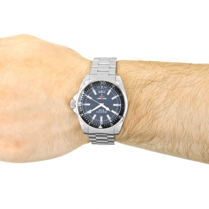  Shop Authentic Gucci Dive Quartz Black Dial Silver Steel Strap Watch For Men - YA136301A - Luxxuri