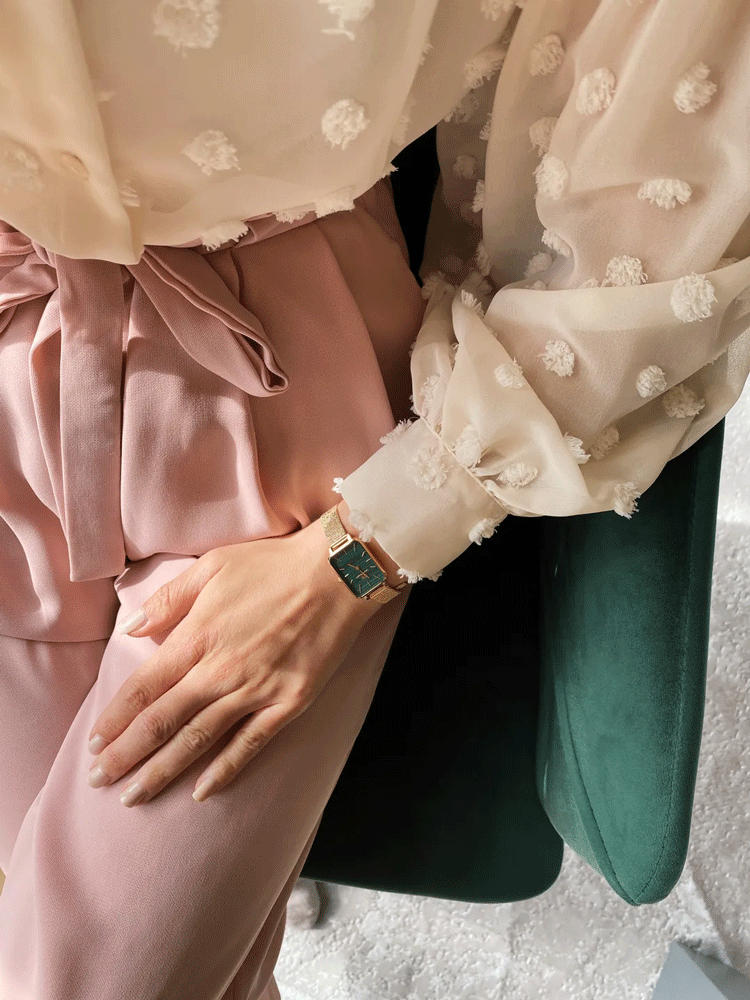  Shop Authentic Daniel Wellington Quadro Melrose Green Dial Rose Gold Mesh Strap Watch For Women - DW00100437 - Luxxuri