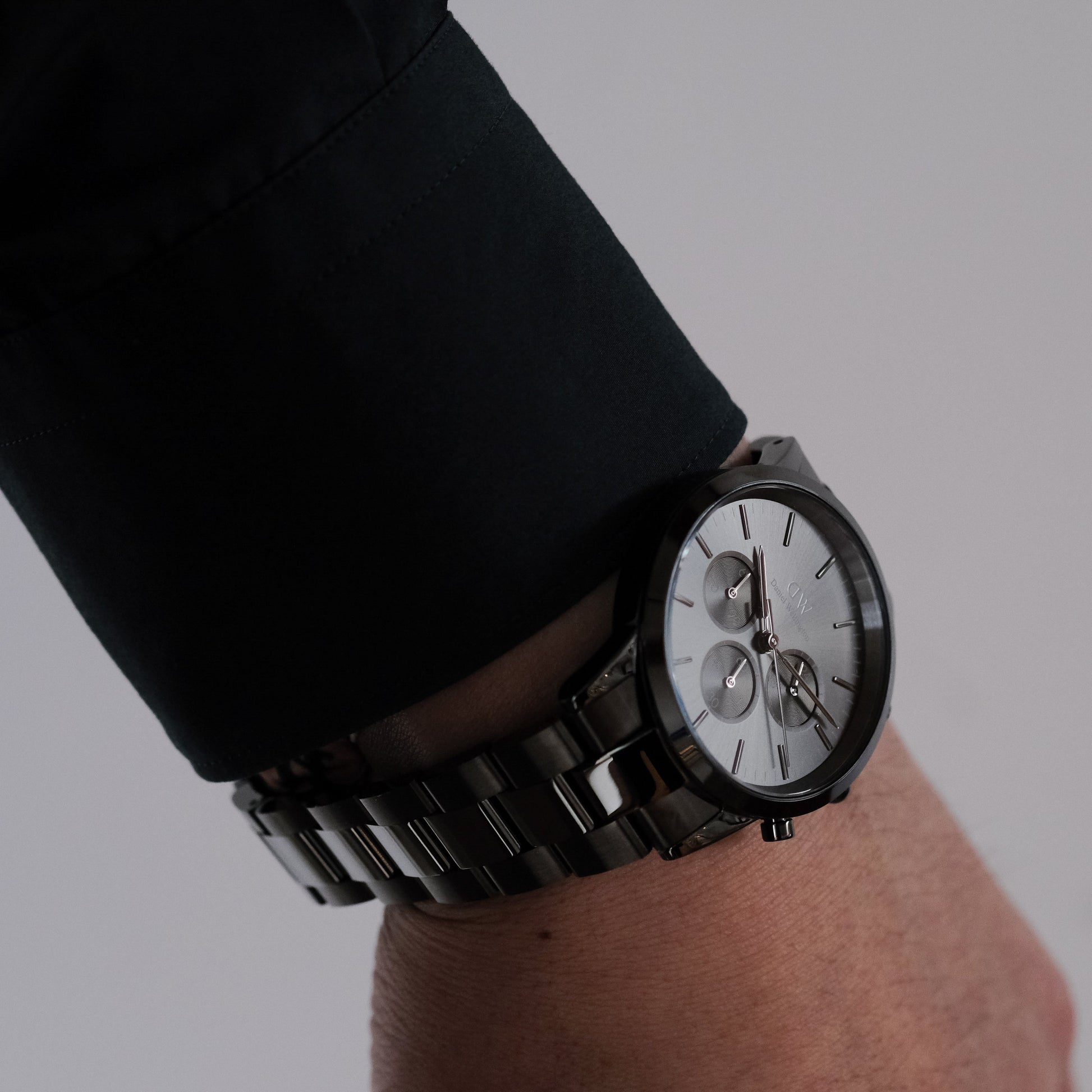  Shop Authentic Daniel Wellington Iconic Link Chronograph Grey Dial Grey Steel Strap Watch for Men - DW00100643 - Luxxuri