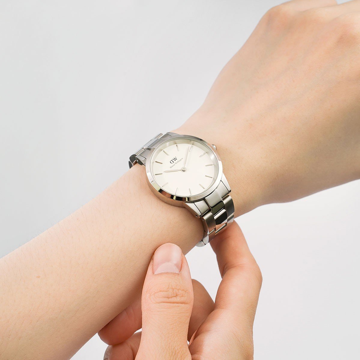  Shop Authentic Daniel Wellington Iconic Link White Dial Silver Steel Strap Watch For Women - DW00100205 - Luxxuri