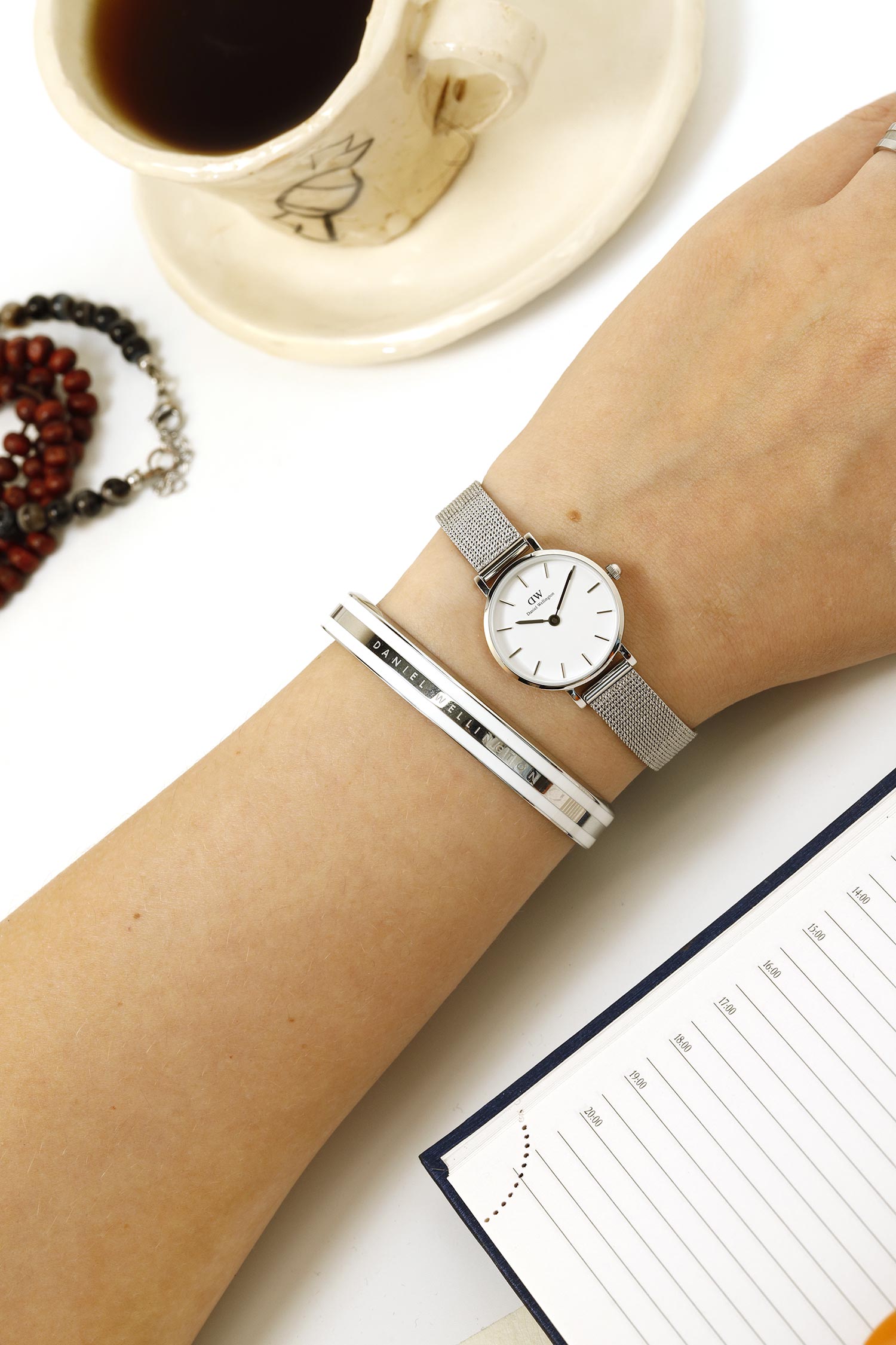  Shop Authentic Daniel Wellington Classic Petite Sterling White Dial Silver Mesh Bracelet Watch for Women - DW00100442 - Luxxuri