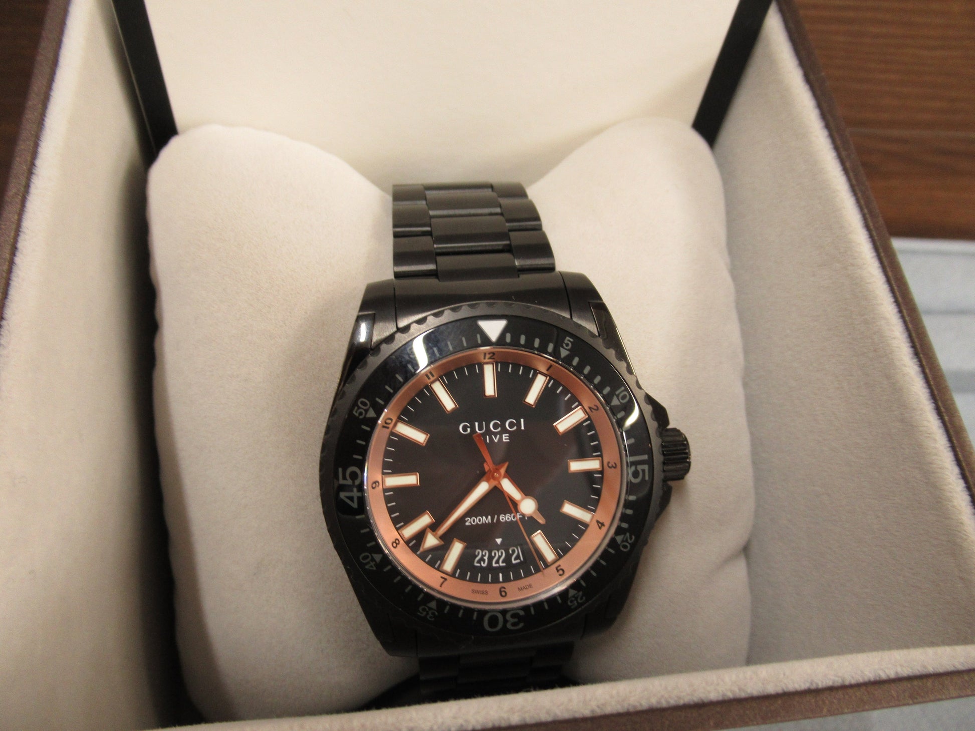  Shop Authentic Gucci Dive Quartz Black Dial Black Steel Strap Watch For Men - YA136213 - Luxxuri
