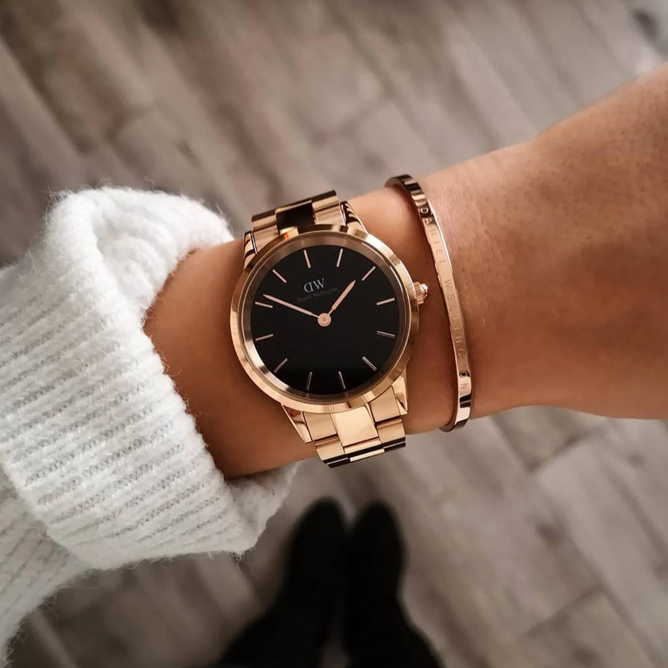  Shop Authentic Daniel Wellington Iconic Link Black Dial Rose Gold Steel Strap Watch for Women - DW00100212 - Luxxuri