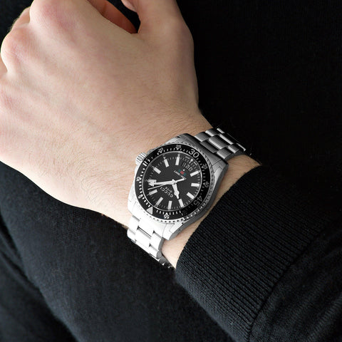  Shop Authentic Gucci Dive Quartz Black Dial Silver Steel Strap Watch For Men - YA136301A - Luxxuri
