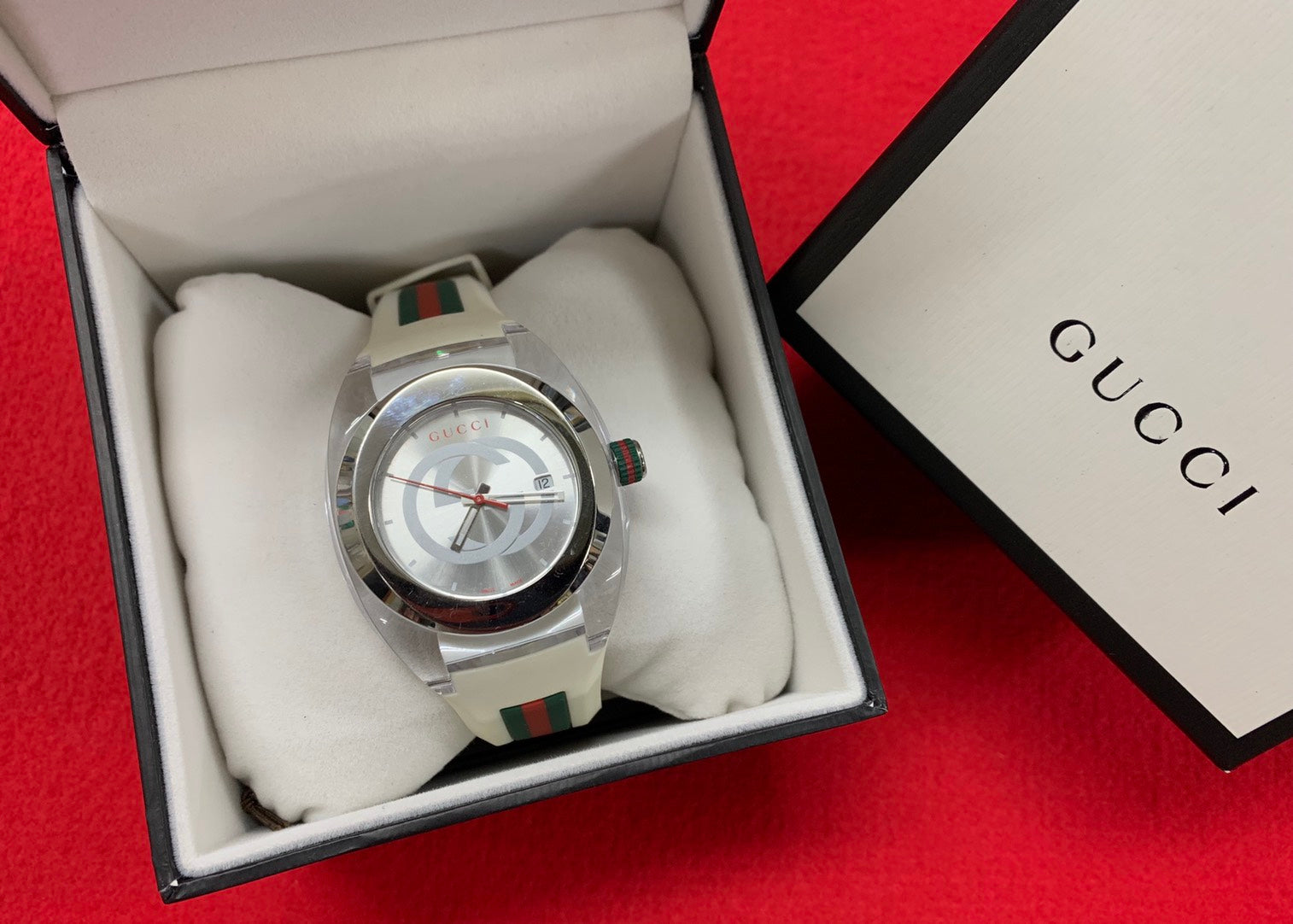  Shop Authentic Gucci Sync Quartz White Dial White Rubber Strap Unisex Watch - YA137302 - Luxxuri