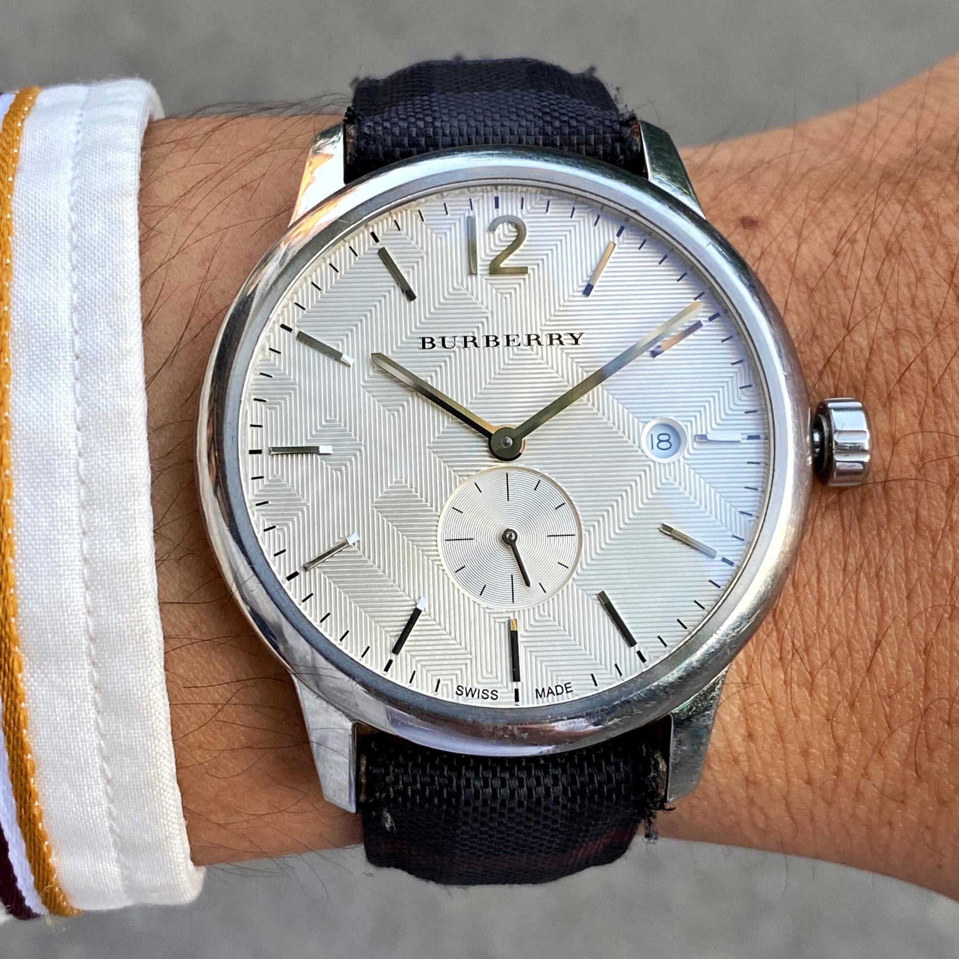  Shop Authentic Burberry Classic Round Cream Dial Black Leather Strap Watch for Men - BU10008 - Luxxuri