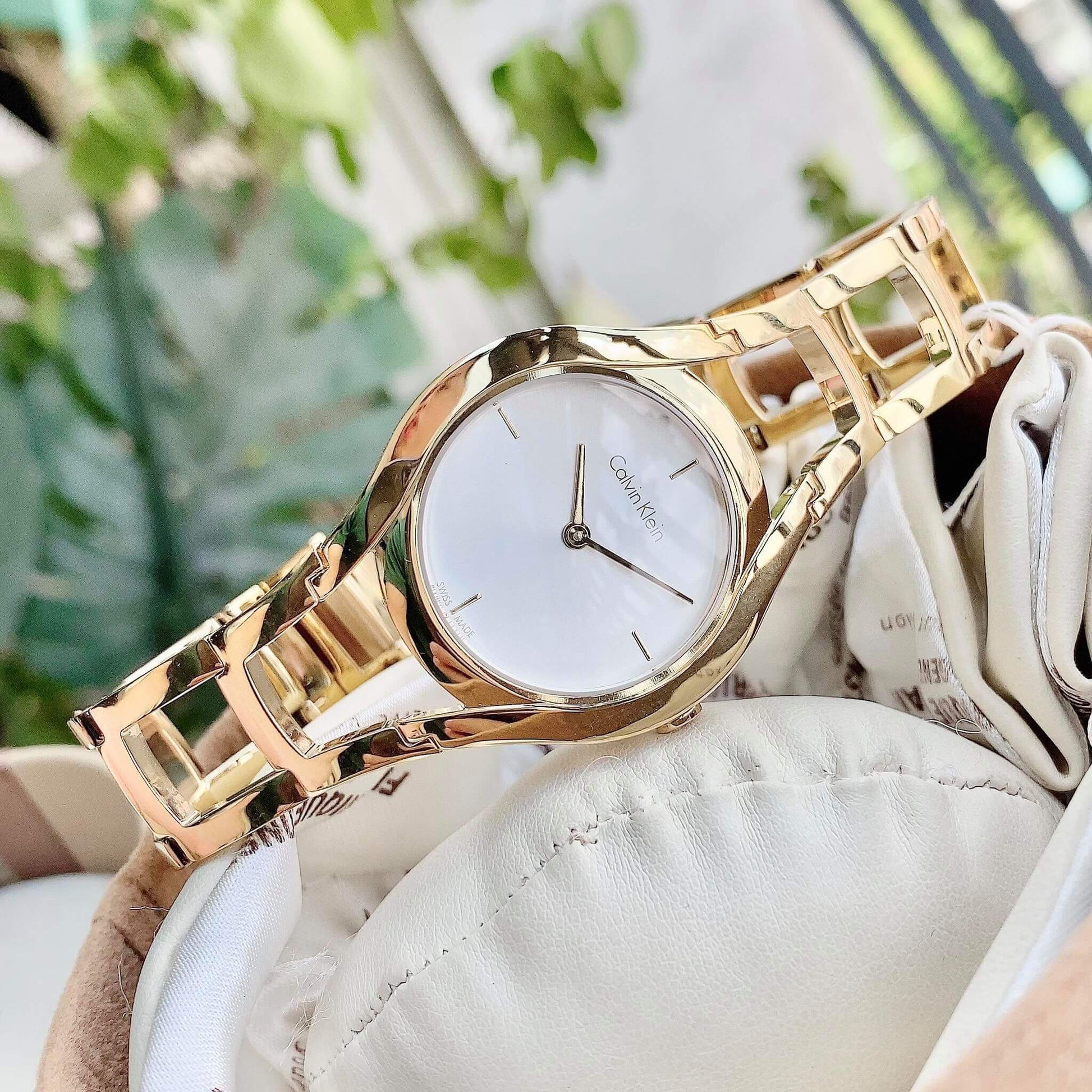  Shop Authentic Calvin Klein Class White Dial Gold Steel Strap Watch for Women - K6R23526 - Luxxuri