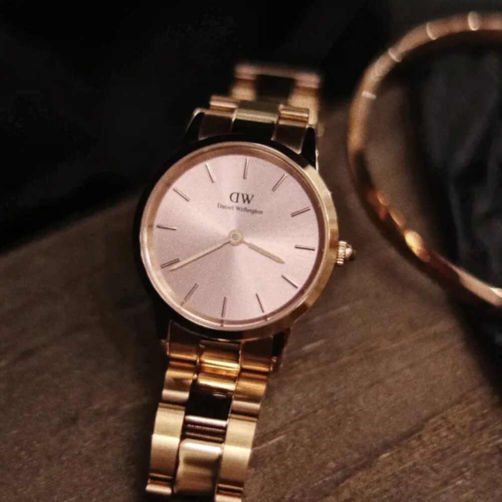  Shop Authentic Daniel Wellington Iconic Donna Pink Dial Rose Gold Steel Strap Watch For Women - DW00100331 - Luxxuri