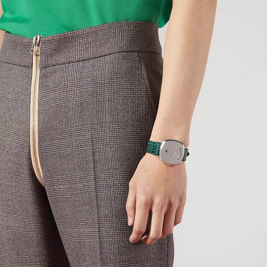  Shop Authentic Gucci Grip Quartz Silver Dial Green Leather Strap Watch For Women - YA157404 - Luxxuri