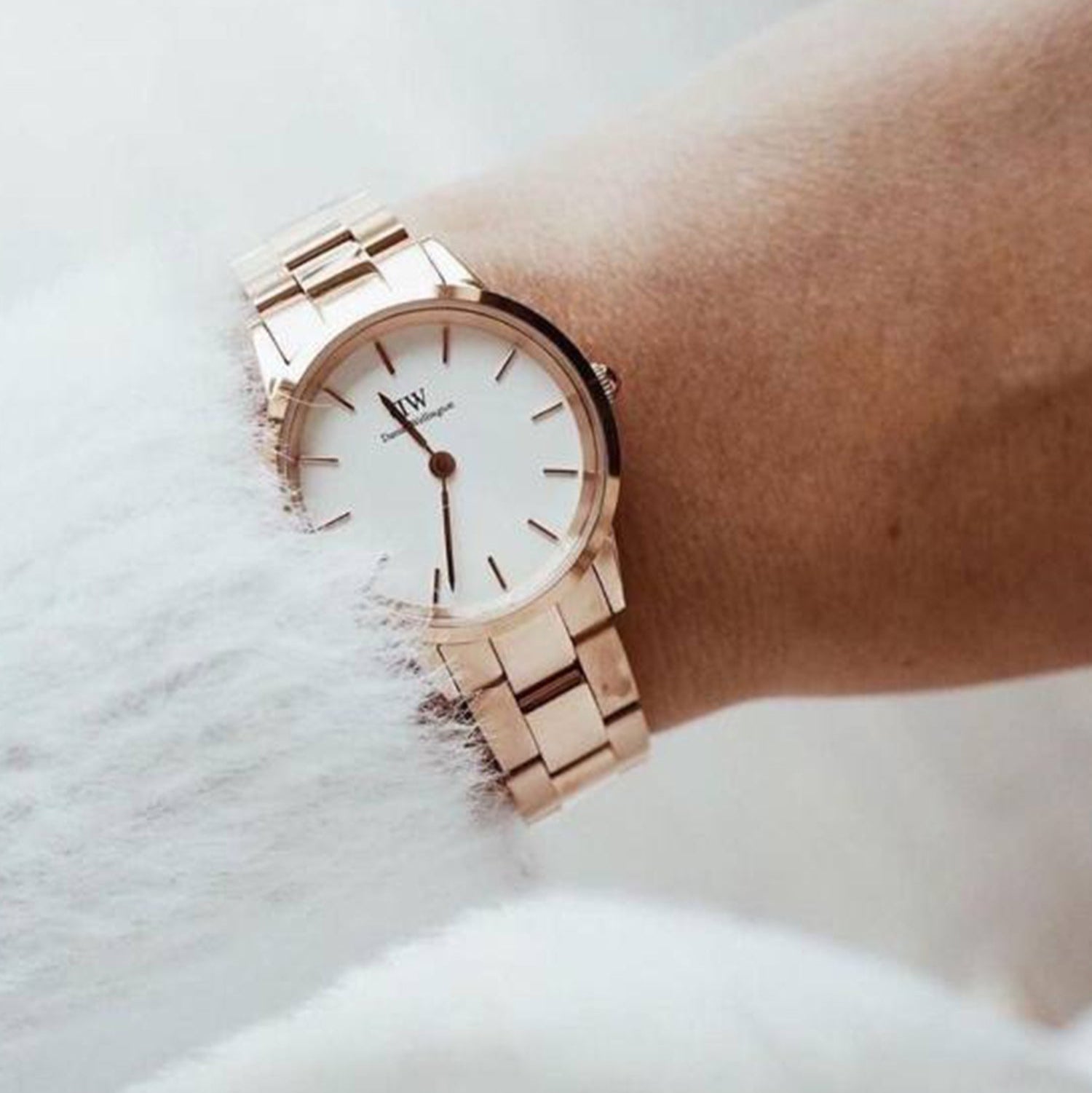  Shop Authentic Daniel Wellington Iconic Link White Dial Rose Gold Steel Strap Watch for Women - DW00100213 - Luxxuri