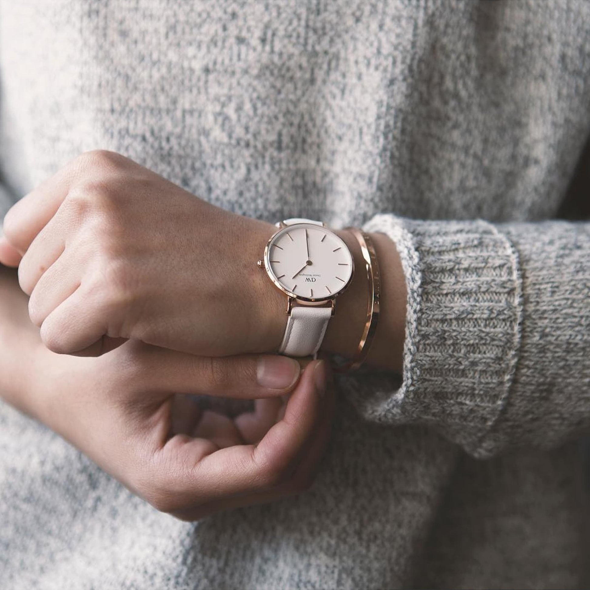  Shop Authentic Daniel Wellington Petite Bondi White Dial White Leather Strap Watch for Women - DW00100189 - Luxxuri