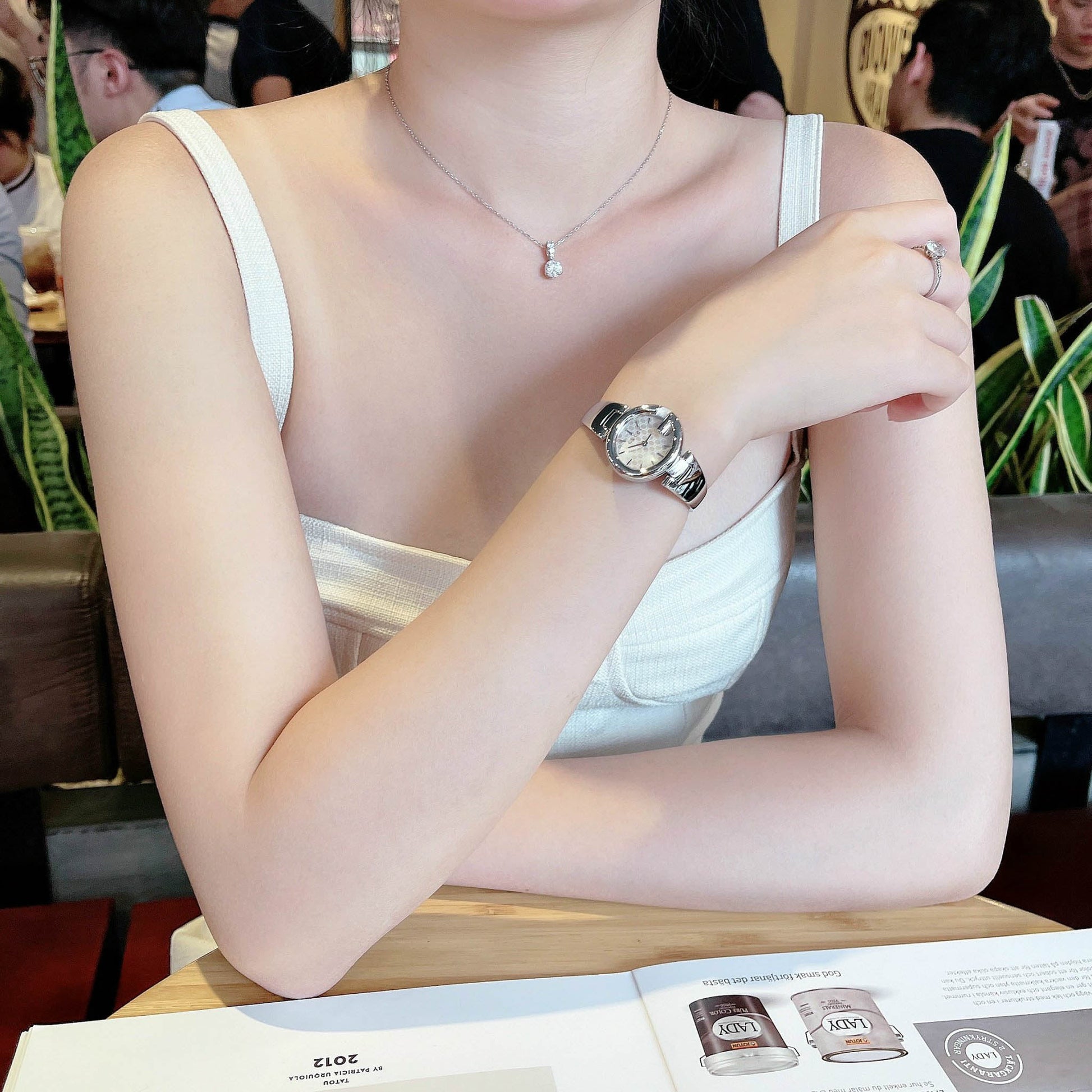  Shop Authentic Gucci Guccissima Quartz Silver Dial Silver Steel Strap Watch For Women - YA134511 - Luxxuri
