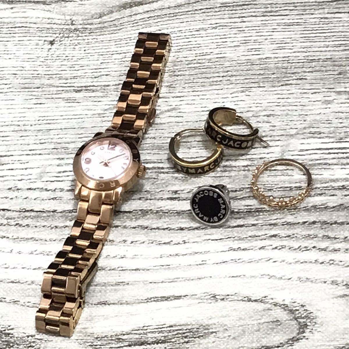  Shop Authentic Marc Jacobs Amy White Dial Rose Gold Steel Strap Watch for Women - MBM3227 - Luxxuri