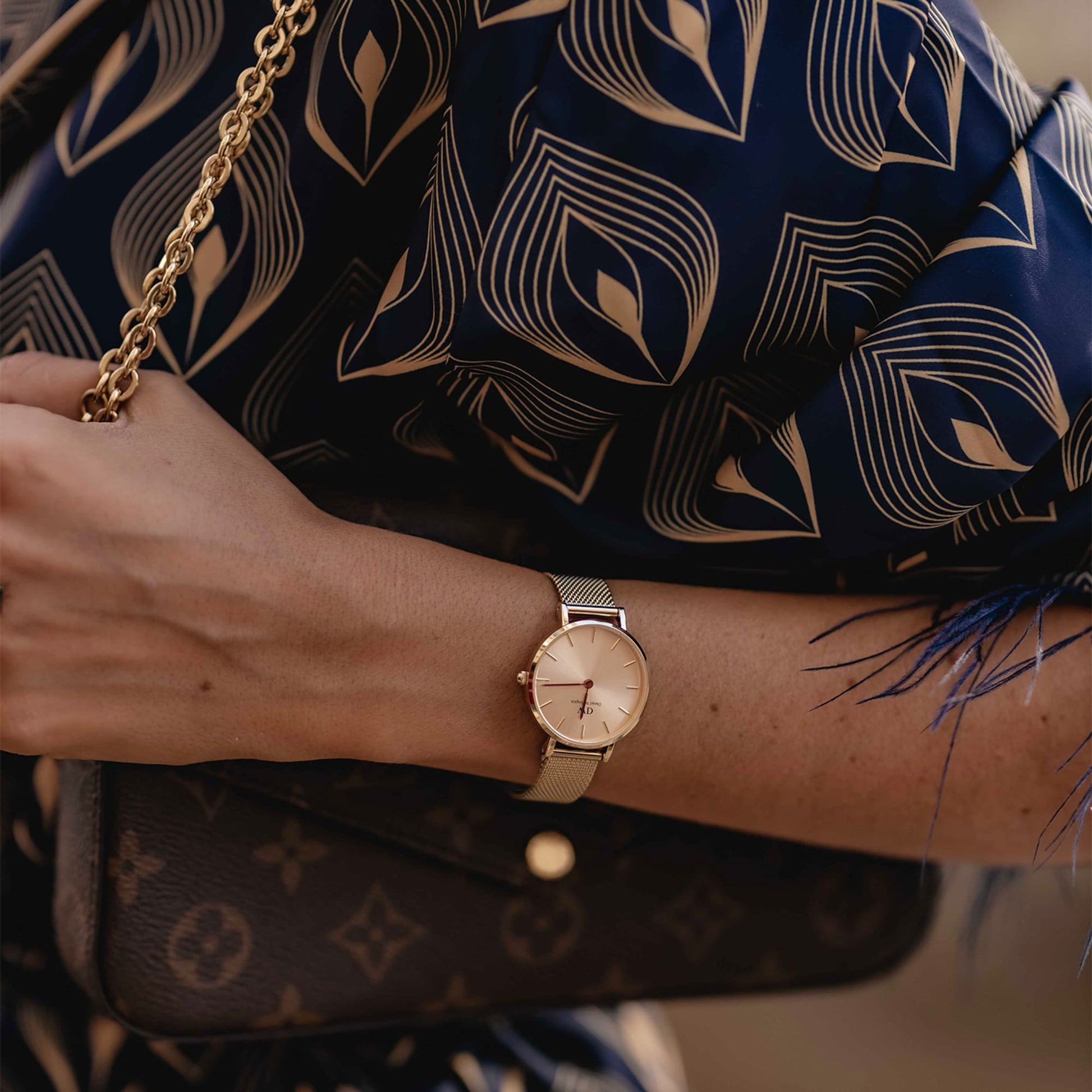  Shop Authentic Daniel Wellington Petite Rose Gold Dial Rose Gold Mesh Bracelet Watch For Women - DW00100471 - Luxxuri