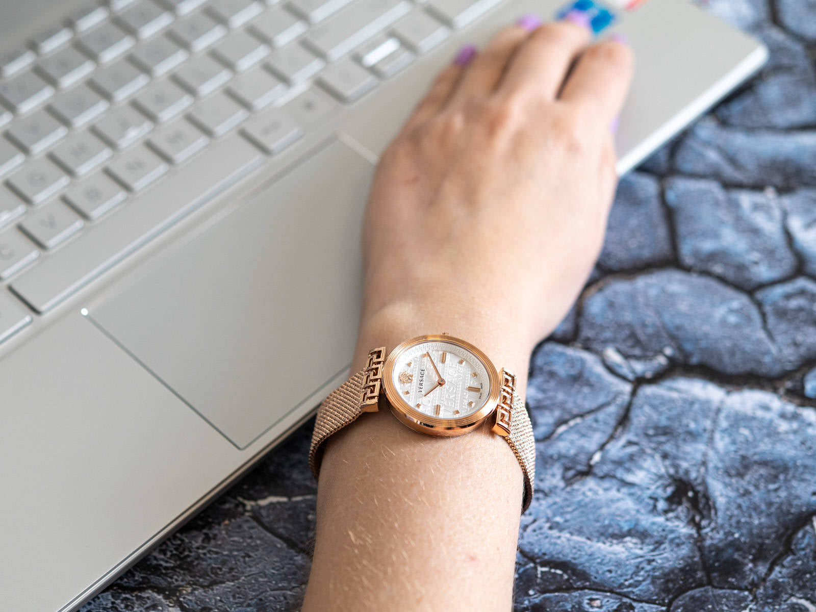  Shop Authentic Versace Meander White Dial Rose Gold Mesh Bracelet Watch for Women - VELW00620 - Luxxuri