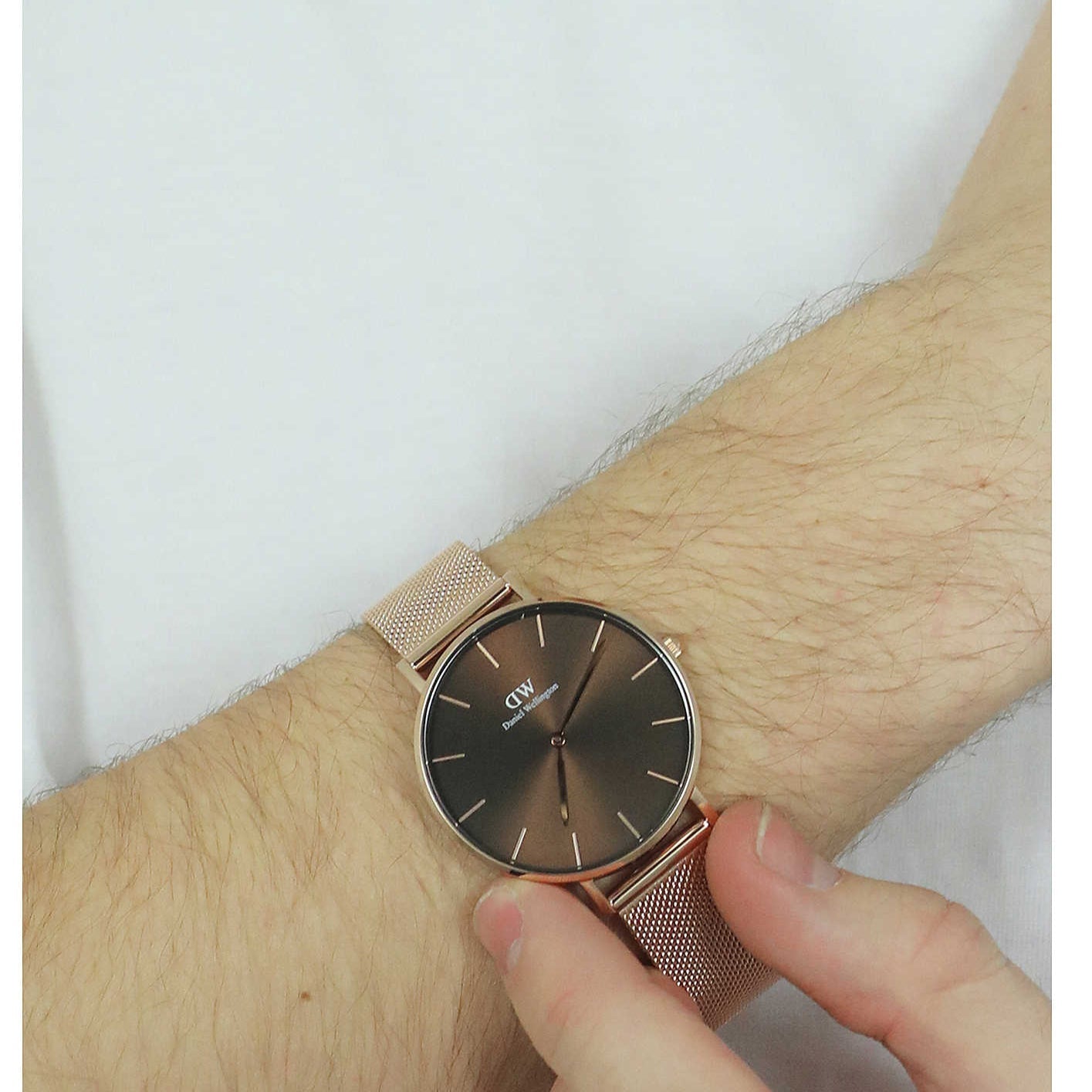  Shop Authentic Daniel Wellington Petite Amber Brown Dial Rose Gold Mesh Strap Watch for Women - DW00100478 - Luxxuri