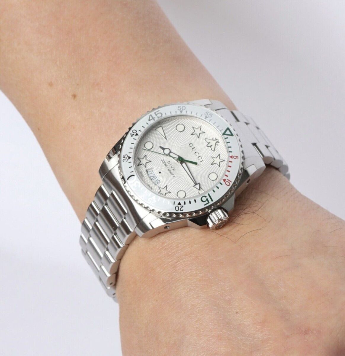  Shop Authentic Gucci Dive Quartz White Dial Silver Steel Strap Watch For Men - YA136336 - Luxxuri