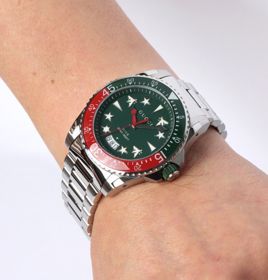  Shop Authentic Gucci Dive Quartz Green Dial Silver Steel Strap Watch For Men - YA136222 - Luxxuri