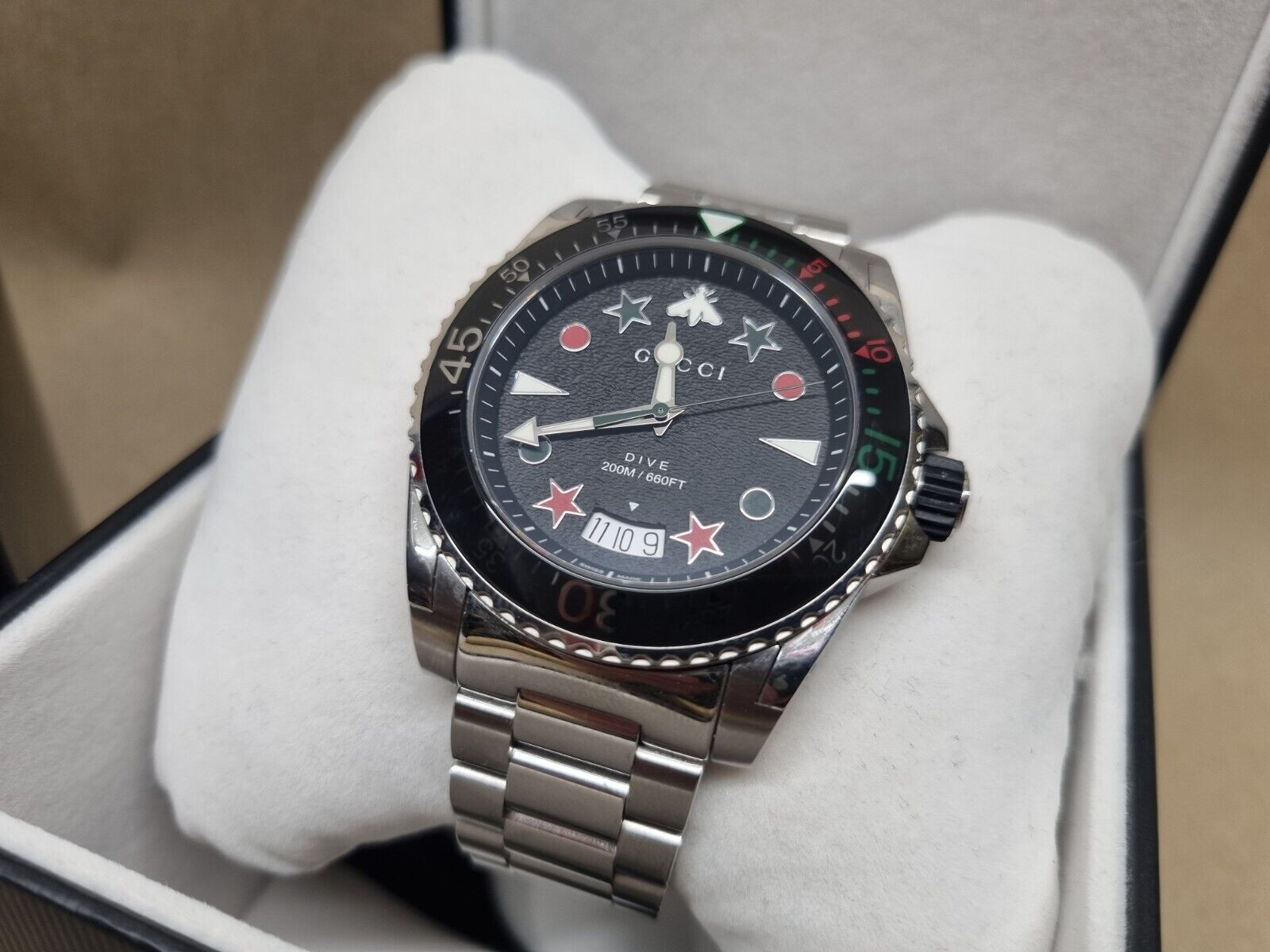  Shop Authentic Gucci Dive Quartz Black Dial Silver Steel Strap Watch For Men - YA136221 - Luxxuri