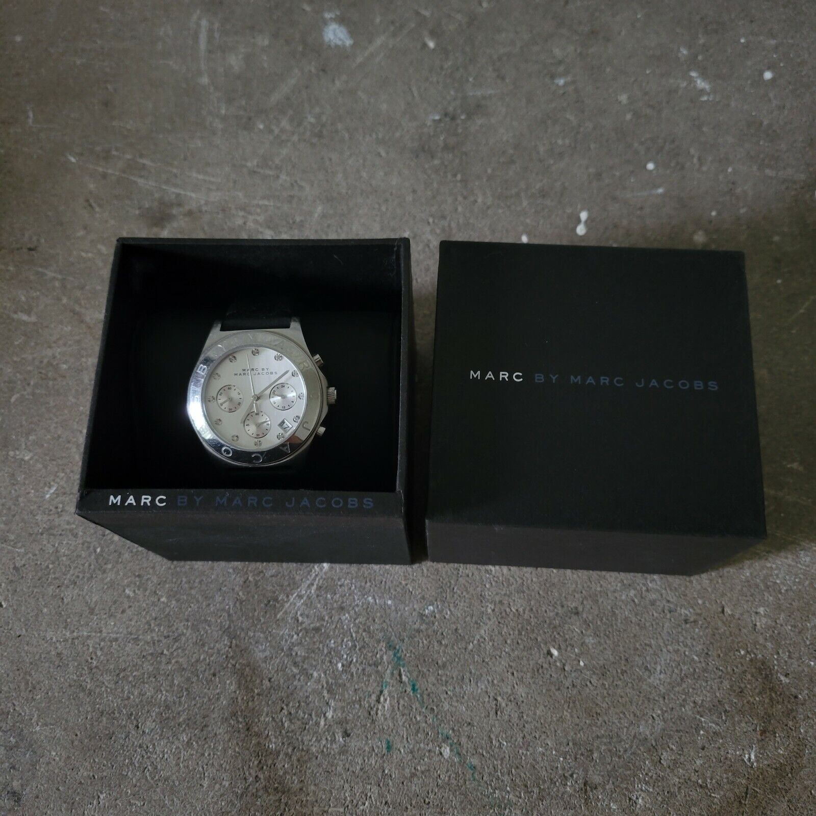  Shop Authentic Marc Jacobs Blade Chronograph White Dial Black Leather Strap Watch for Women - MBM1189 - Luxxuri