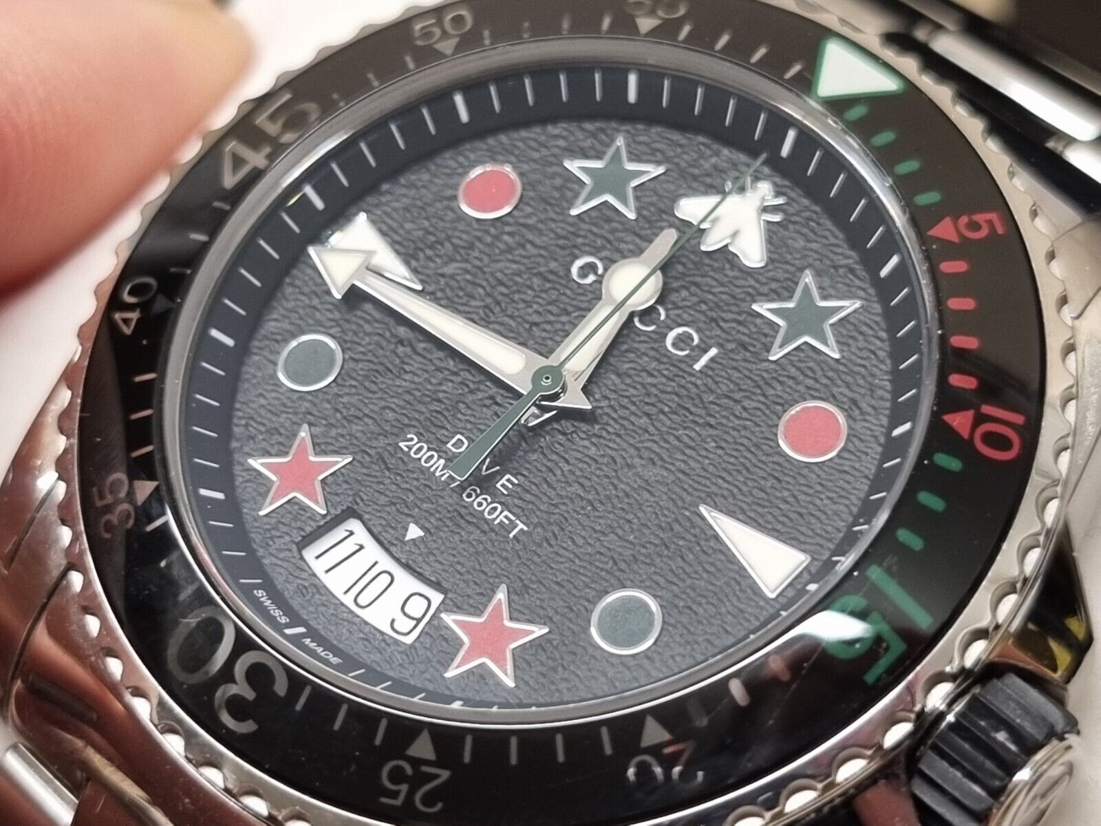 Shop Authentic Gucci Dive Quartz Black Dial Silver Steel Strap Watch For Men - YA136221 - Luxxuri