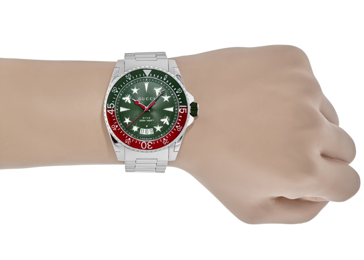  Shop Authentic Gucci Dive Quartz Green Dial Silver Steel Strap Watch For Men - YA136222 - Luxxuri
